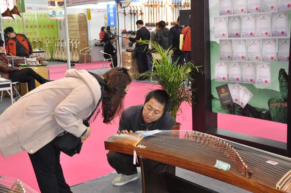 我们在广州古筝展览会选琴 我们在广州古筝展览会选琴